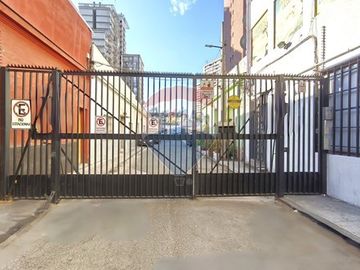 Casa con excelente ubicación/ Av. Santa Isabel