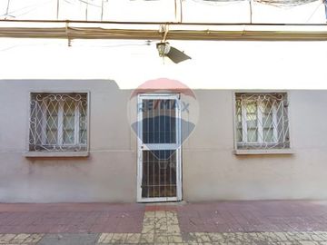 Casa con excelente ubicación/ Av. Santa Isabel