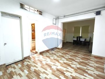 Casa con excelente ubicación/ Av. Santa Isabel