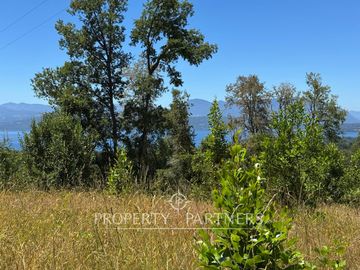 Terreno con increíble vista al Lago Calafquen y Volcanes