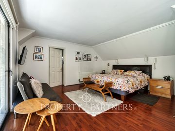 Hermosa casa chilena en venta, sector Huinganal La Dehesa, Lo Barnechea