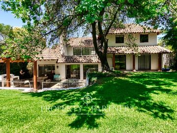 Hermosa casa chilena en venta, sector Huinganal La Dehesa, Lo Barnechea