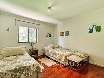 Hermosa casa chilena en venta, sector Huinganal La Dehesa, Lo Barnechea