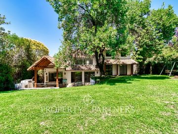 Hermosa casa chilena en venta, sector Huinganal La Dehesa, Lo Barnechea
