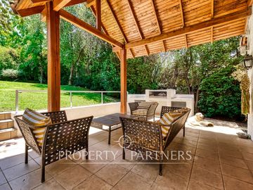 Hermosa casa chilena en venta, sector Huinganal La Dehesa, Lo Barnechea