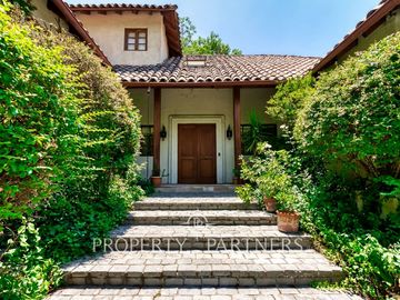 Hermosa casa chilena en venta, sector Huinganal La Dehesa, Lo Barnechea