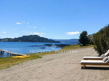 Casa orilla de Lago Panguipulli con playa exclusiva y vista al Volcán Villarrica