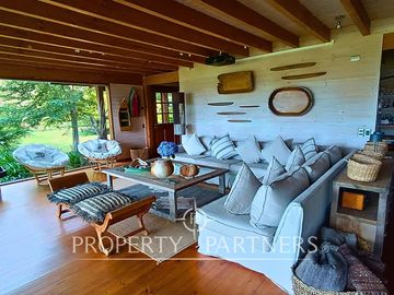 Linda casa orilla de lago con playa exclusiva y vista al volcán Villarrica.