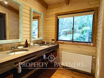 Linda casa orilla de lago con playa exclusiva y vista al volcán Villarrica.