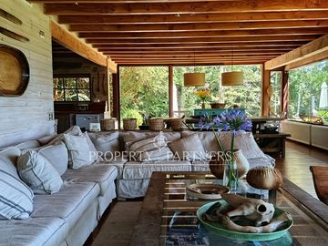 Casa orilla de Lago Panguipulli con playa exclusiva y vista al Volcán Villarrica