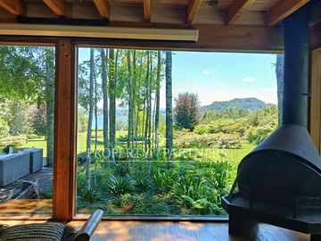 Casa orilla de Lago Panguipulli con playa exclusiva y vista al Volcán Villarrica