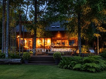Casa orilla de Lago Panguipulli con playa exclusiva y vista al Volcán Villarrica