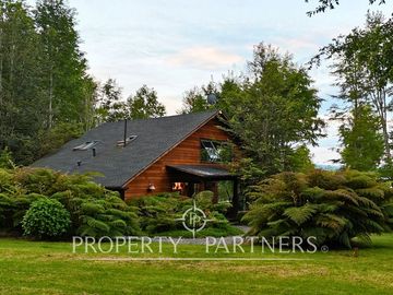 Linda casa orilla de lago con playa exclusiva y vista al volcán Villarrica.
