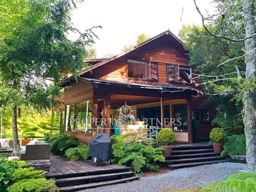 Casa orilla de Lago Panguipulli con playa exclusiva y vista al Volcán Villarrica