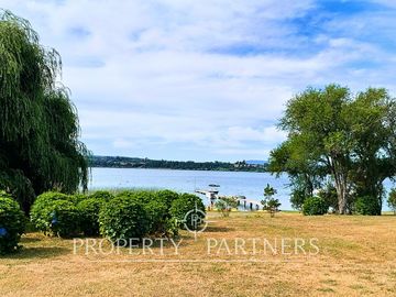 Linda casa orilla de lago con playa exclusiva y vista al volcán Villarrica.