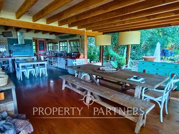 Linda casa orilla de lago con playa exclusiva y vista al volcán Villarrica.