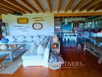 Linda casa orilla de lago con playa exclusiva y vista al volcán Villarrica.
