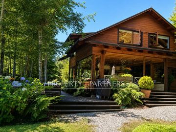 Casa orilla de Lago Panguipulli con playa exclusiva y vista al Volcán Villarrica