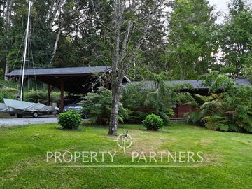 Linda casa orilla de lago con playa exclusiva y vista al volcán Villarrica.