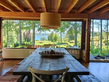 Casa orilla de Lago Panguipulli con playa exclusiva y vista al Volcán Villarrica
