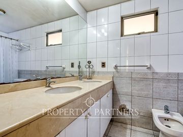 Venta de Gran Casa en Condominio, en el Corazón de Peñalolén