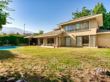 Venta de Gran Casa en Condominio, en el Corazón de Peñalolén