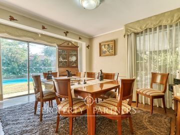 Venta de Gran Casa en Condominio, en el Corazón de Peñalolén