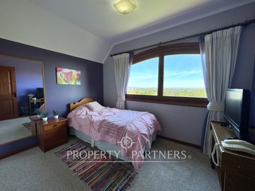 Hermosa propiedad en condominio Lomas del Carmen, con inmejorable vista.
