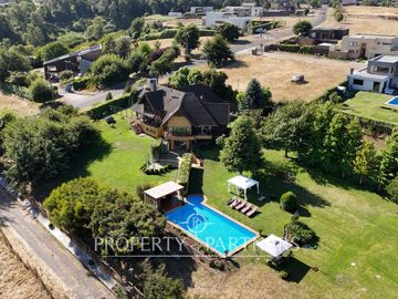 Hermosa propiedad en condominio Lomas del Carmen, con inmejorable vista.