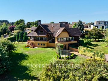 Hermosa propiedad en condominio Lomas del Carmen, con inmejorable vista.