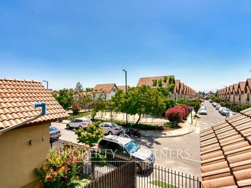 HERMOSA CASA EN VENTA, A PASOS DEL METRO QUILIN, CONDOMINIO EN PEÑALOLEN