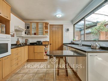 Las Pircas de Peñalolén, Venta de Gran Casa en sector exclusivo y con hermosa vista hacia Santiago.
