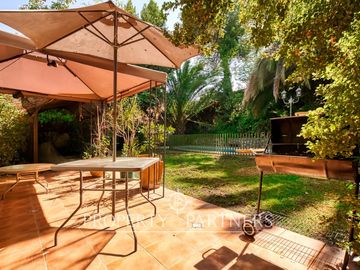 Las Pircas de Peñalolén, Venta de Gran Casa en sector exclusivo y con hermosa vista hacia Santiago.