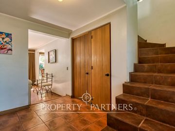 Las Pircas de Peñalolén, Venta de Gran Casa en sector exclusivo y con hermosa vista hacia Santiago.