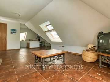 Las Pircas de Peñalolén, Venta de Gran Casa en sector exclusivo y con hermosa vista hacia Santiago.