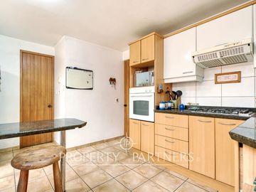 Las Pircas de Peñalolén, Venta de Gran Casa en sector exclusivo y con hermosa vista hacia Santiago.