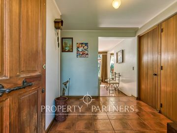 Las Pircas de Peñalolén, Venta de Gran Casa en sector exclusivo y con hermosa vista hacia Santiago.