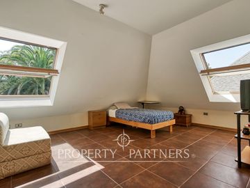 Las Pircas de Peñalolén, Venta de Gran Casa en sector exclusivo y con hermosa vista hacia Santiago.
