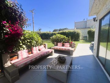 Casa con vista parcial al mar