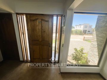 Casa con vista parcial al mar