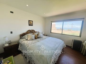 Casa con vista parcial al mar
