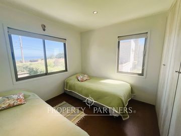 Casa con vista parcial al mar