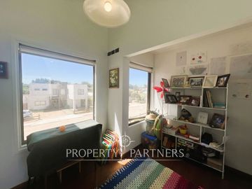 Casa con vista parcial al mar