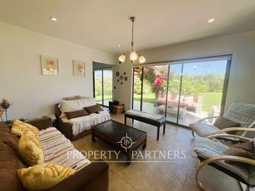 Casa con vista parcial al mar