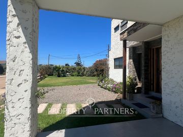 Casa con vista parcial al mar