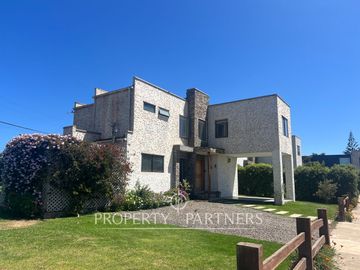 Casa con vista parcial al mar