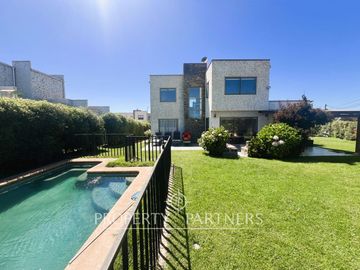 Casa con vista parcial al mar