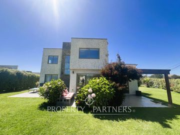 Casa con vista parcial al mar