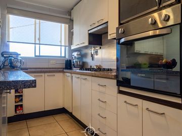 Alto Macul , Moderna , excelente ubicacion, sector cordillerano , totalmente remodelada y espaciosa .