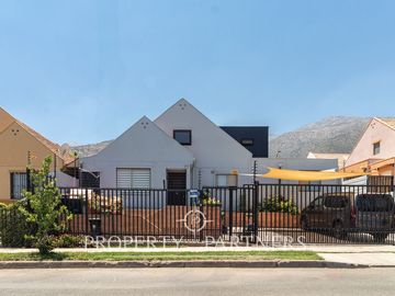 Alto Macul , Moderna , excelente ubicacion, sector cordillerano , totalmente remodelada y espaciosa .